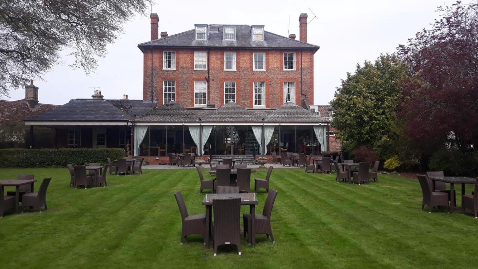 The Riverside House Hotel Mildenhall Dış mekan fotoğraf