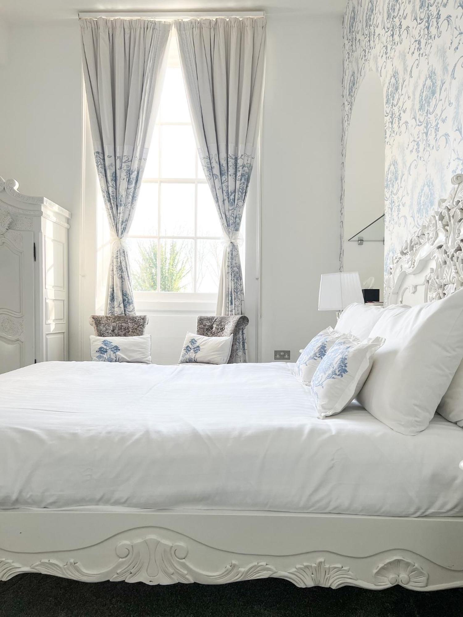 The Riverside House Hotel Mildenhall Dış mekan fotoğraf