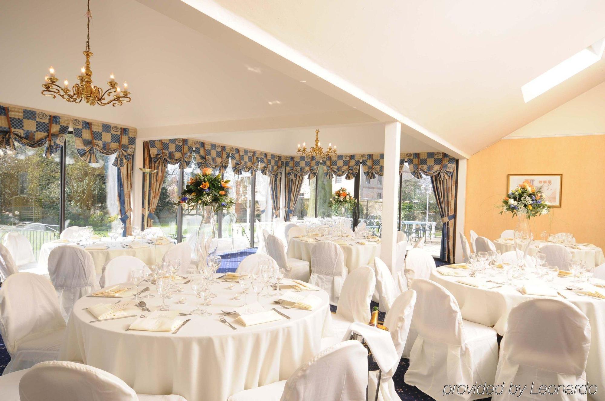 The Riverside House Hotel Mildenhall Restoran fotoğraf