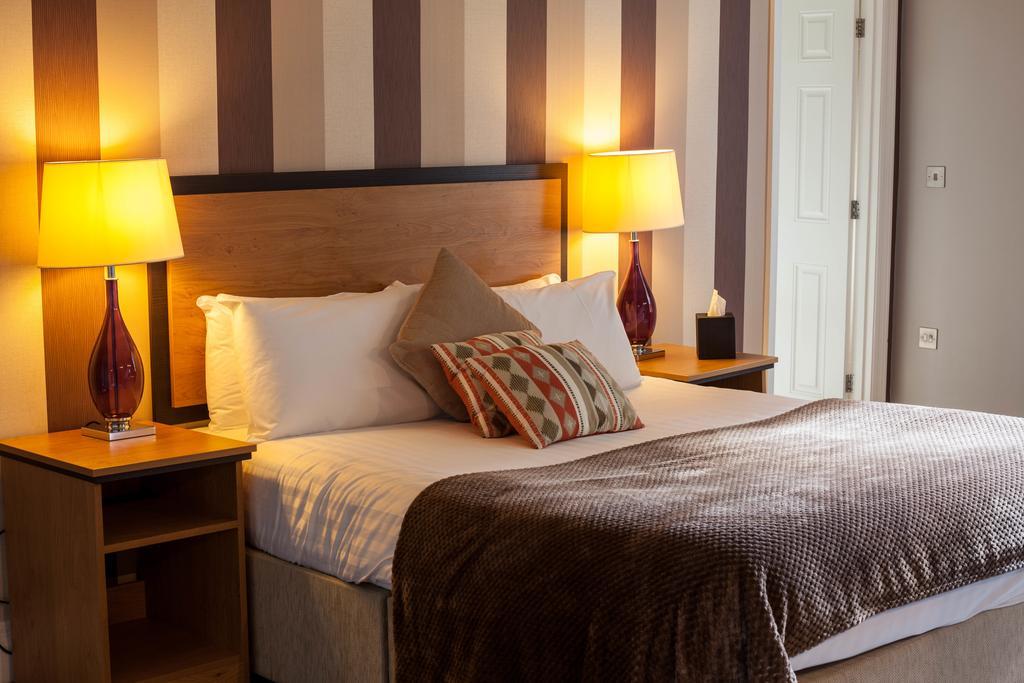 The Riverside House Hotel Mildenhall Dış mekan fotoğraf