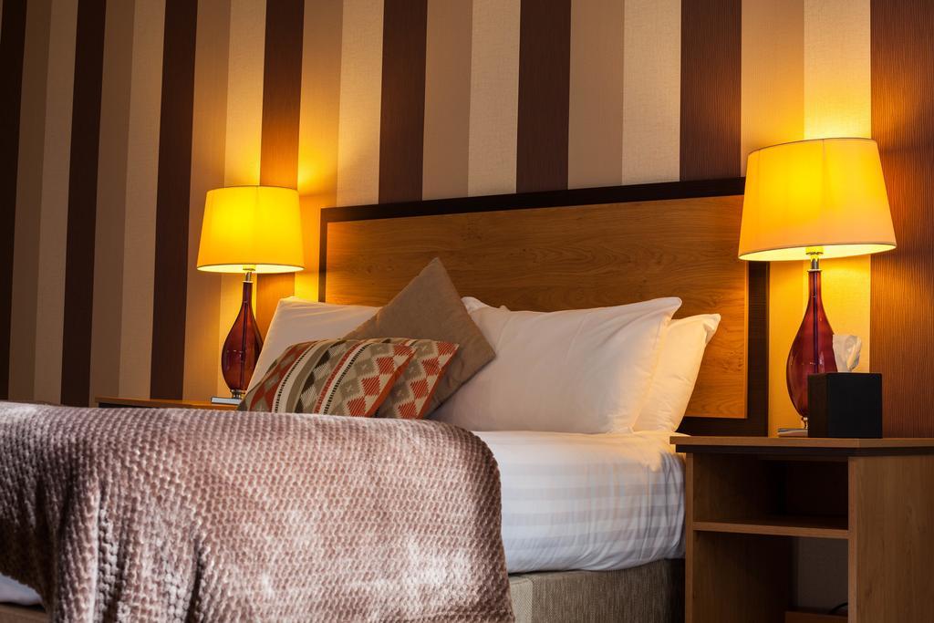 The Riverside House Hotel Mildenhall Dış mekan fotoğraf